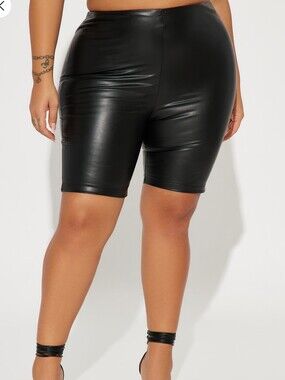 🆕Fashion Nova Faux Leather Biker Shorts Black**Listing As A Size Large (12-14)